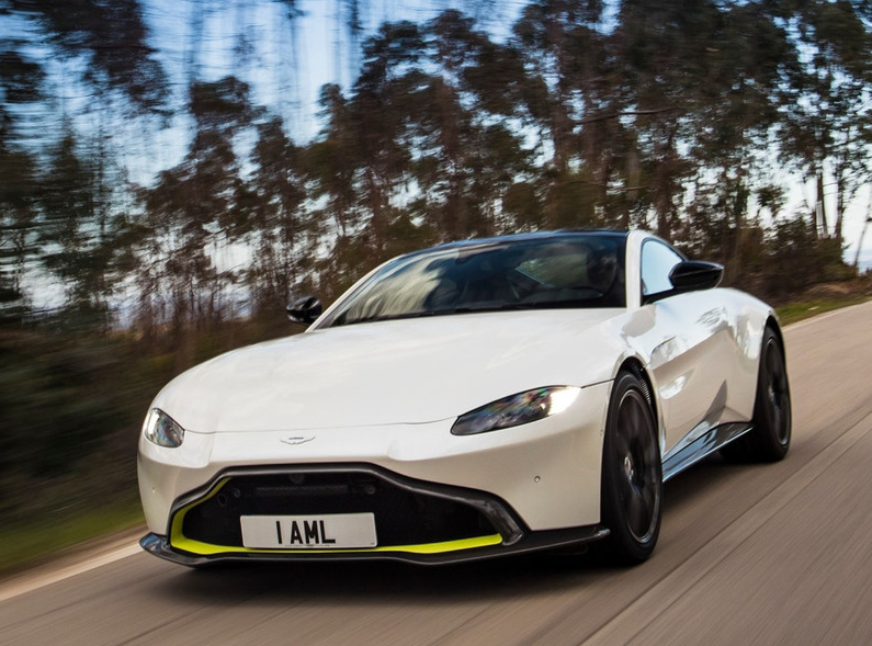 外观漂亮流线型的阿斯顿马丁v8vantage