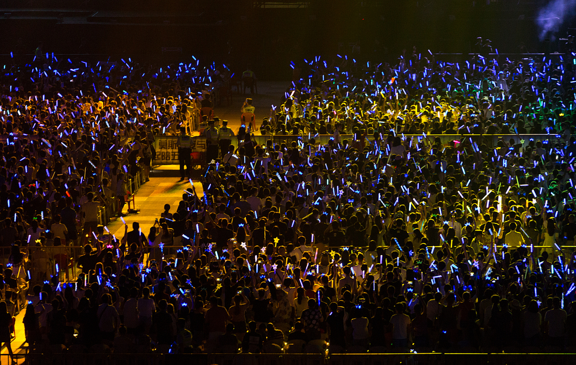 一支单价高达140元 五月天在国家体育馆鸟巢的演唱会 单单荧光棒就卖