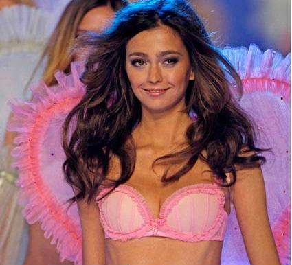 维密史上四大"甜到齁"的定点:芙娃亲小狗,摩根令人眼神发直!