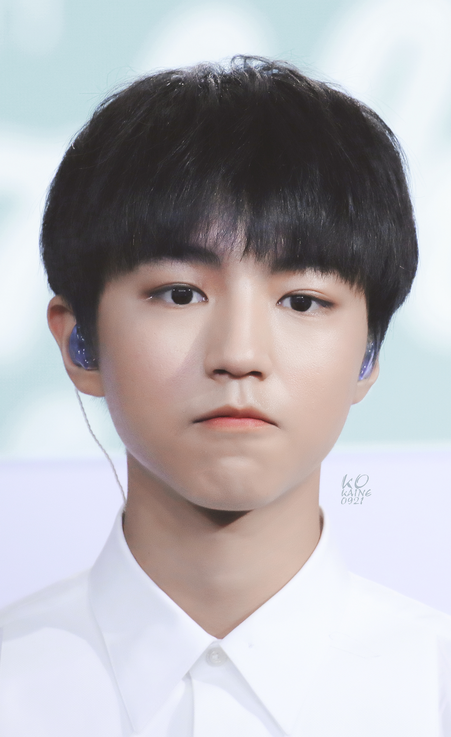 王俊凯这组图未免太过于精致了,侧脸凸出来的喉结真的是致命一击