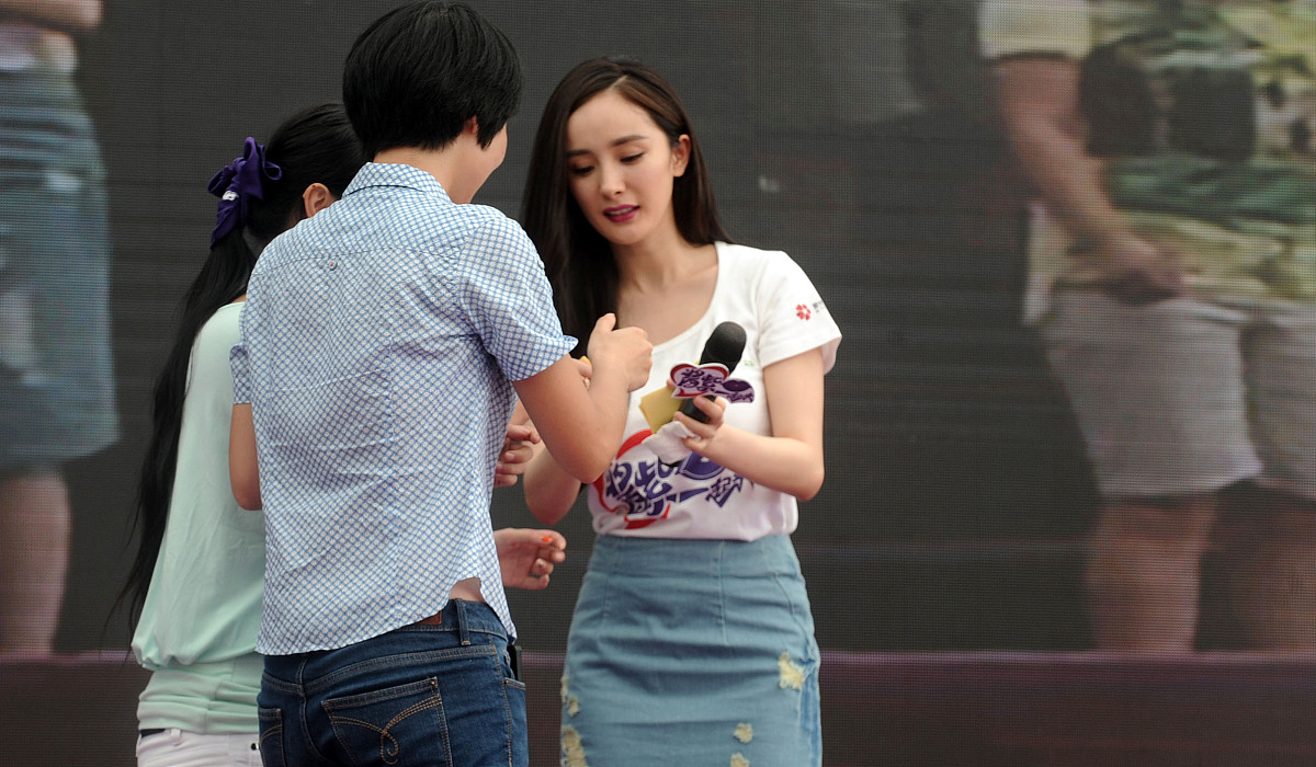 杨幂马龙联手带货!华为三折叠靠明星破圈:从电子茅台到全民梗王