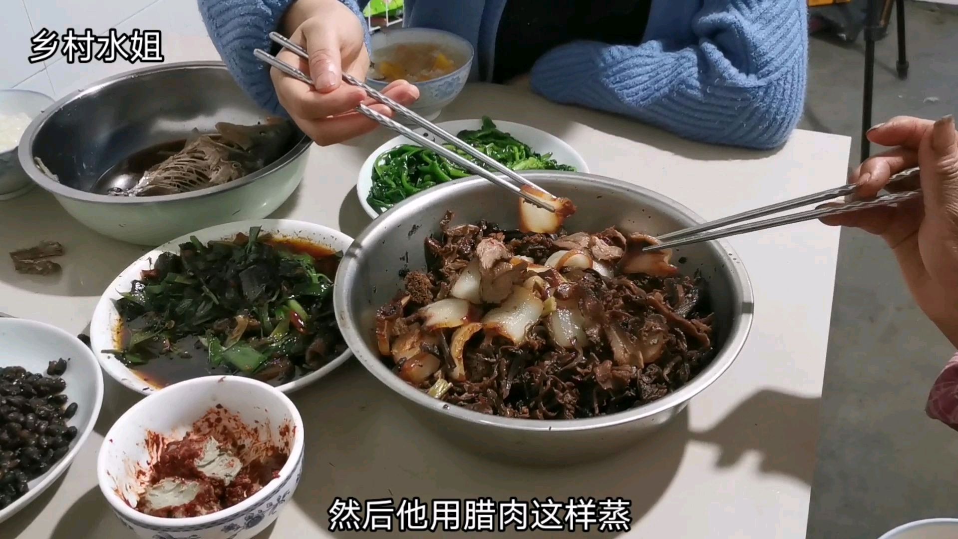岳父红烧野鳝鱼,吃后发现最好吃的是干菜蒸腊肉,太香了!