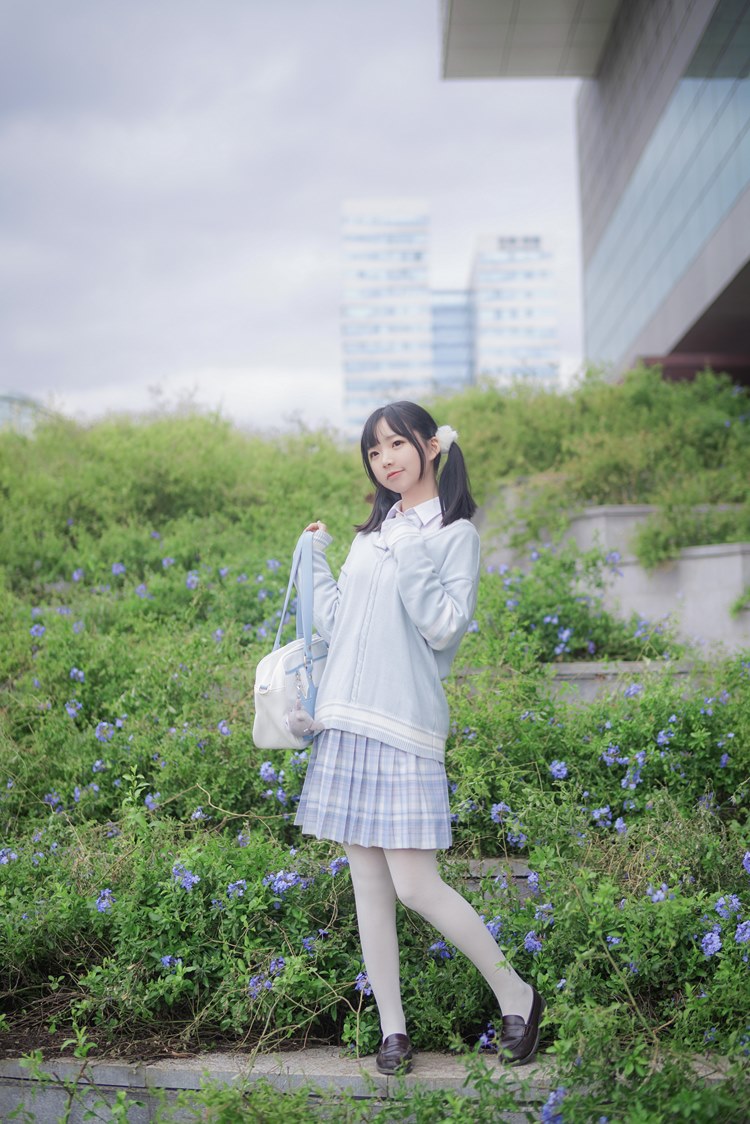 双马尾少女户外清纯养眼白丝美腿萌妹写真图片