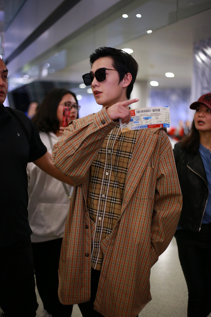 杨洋这发型,是带了一个发卡吗[左捂脸]?