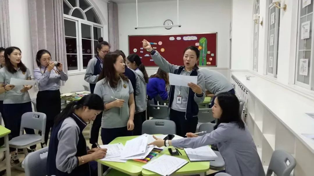 「华美群英录之英雄会」小学校长周亚南