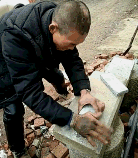 无论砖头石块还是大理石,在陈老四的铁砂掌下都像饼干一样脆弱,毫不