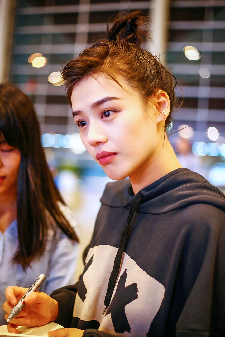 马思纯的五官,很精致!很耐看!尤其是鼻子!不信你看[嘻嘻]!