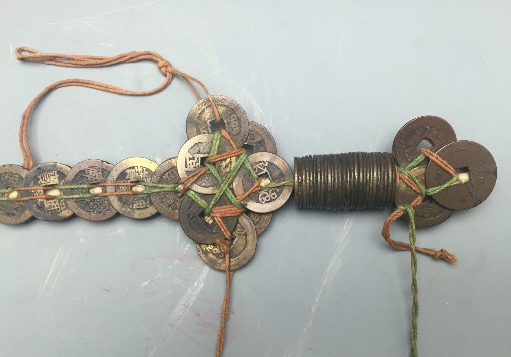 小伙带"铜钱剑"鉴宝,称93岁老道送的,专家一数铜钱:快送走!