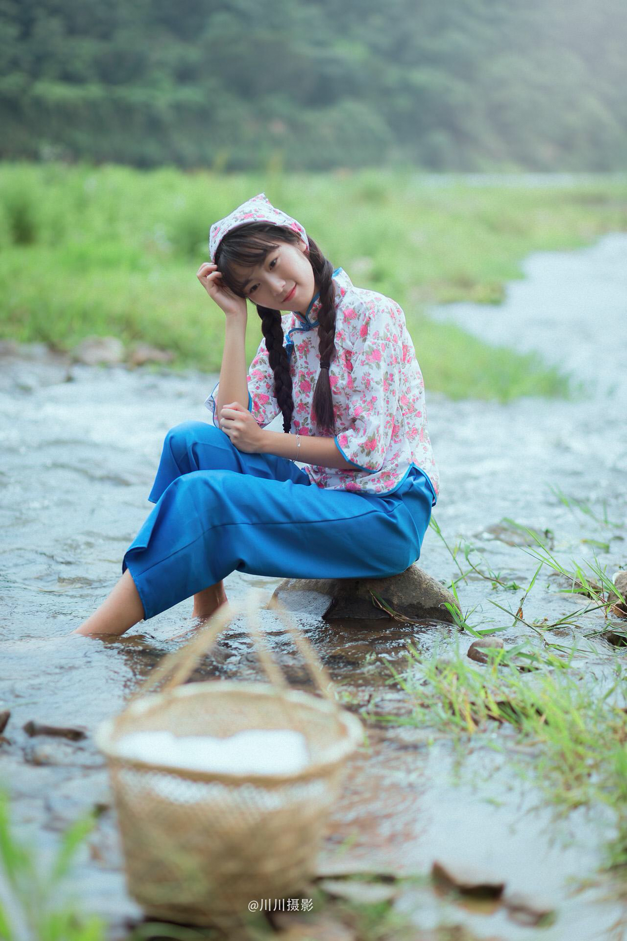 我看见她,在村口抱着孩子