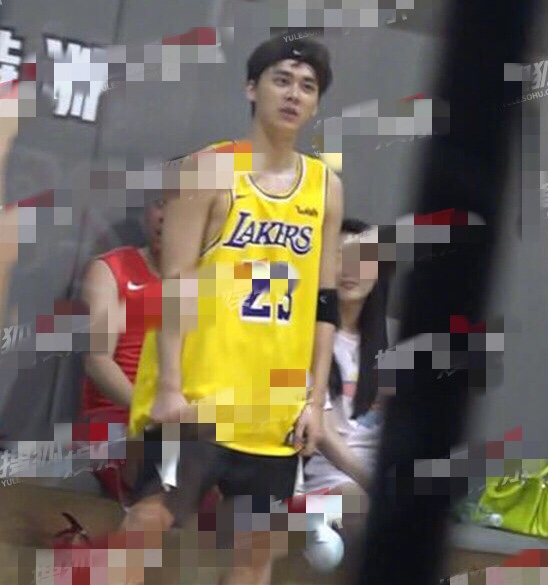 李易峰王中磊滕华涛相约打球,峰峰黄色球衣精神足,王总全场最佳