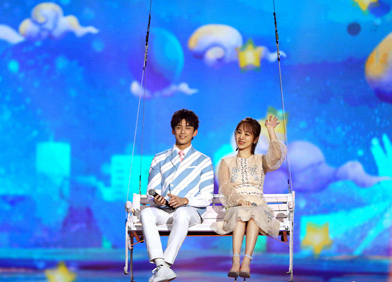 央视元旦晚会彩排:李易峰灰西装绅士,杨颖白裙子亮眼