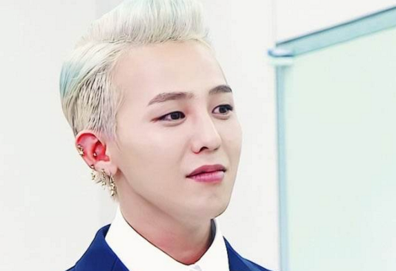 男星的白发照,他竟然帅过吴亦凡和权志龙,那后那位造型辣眼睛!