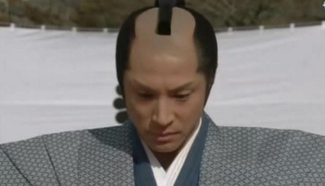 古代日本男人发型怪异,为何把中间头发弄秃?还要一根一根拔掉?