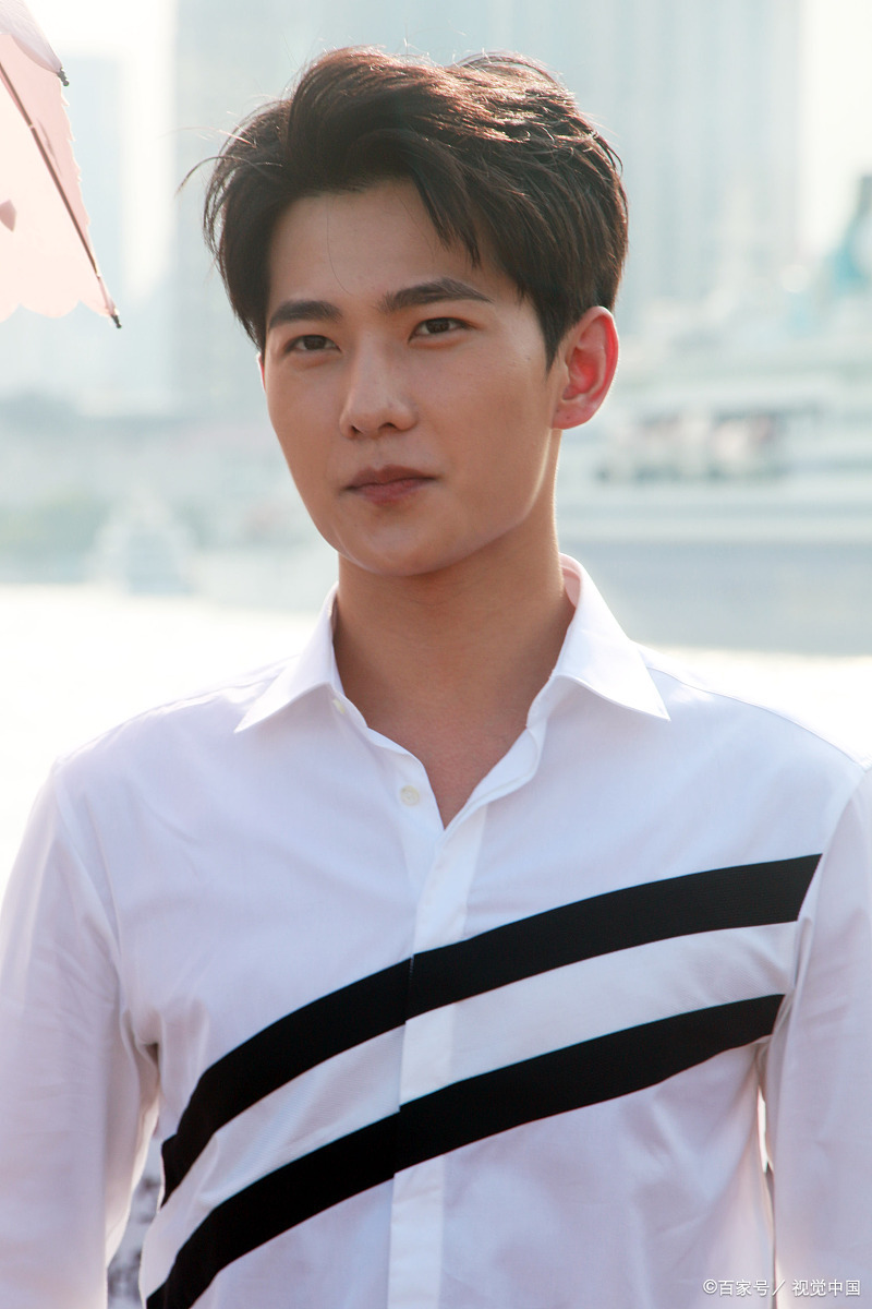 哎呀,各位亲爱的粉丝宝宝们,听说你们的偶像杨洋,近日以一幅拄拐就医