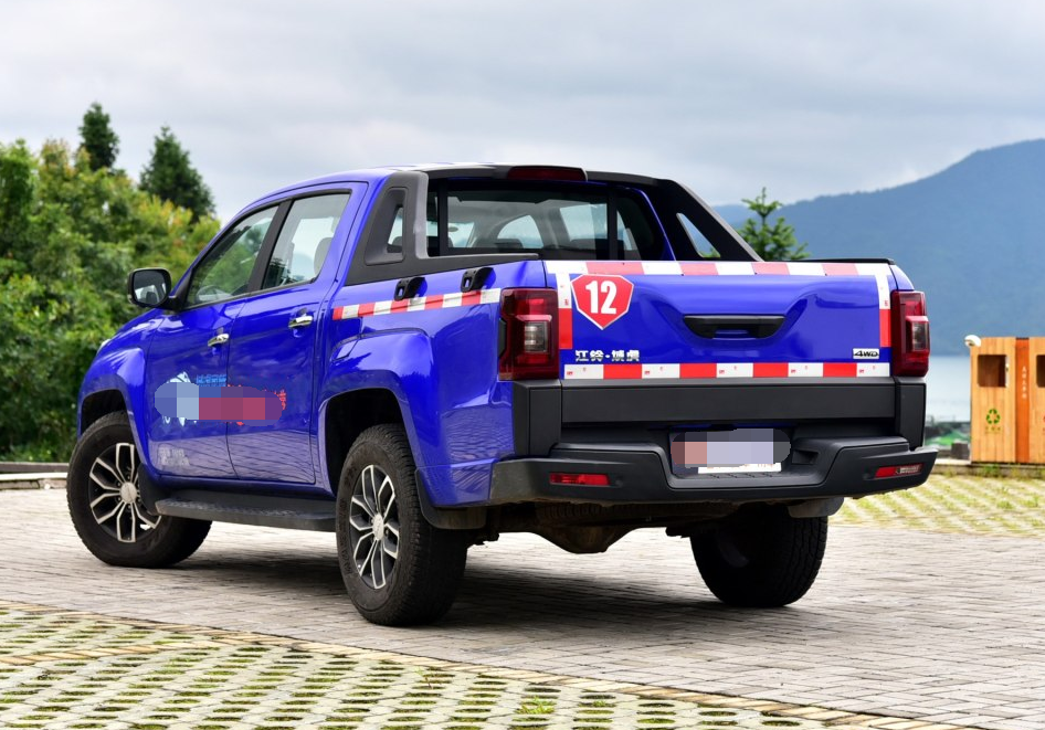 内饰我觉得挺好的,很奢华,就是这车该有的风范,内