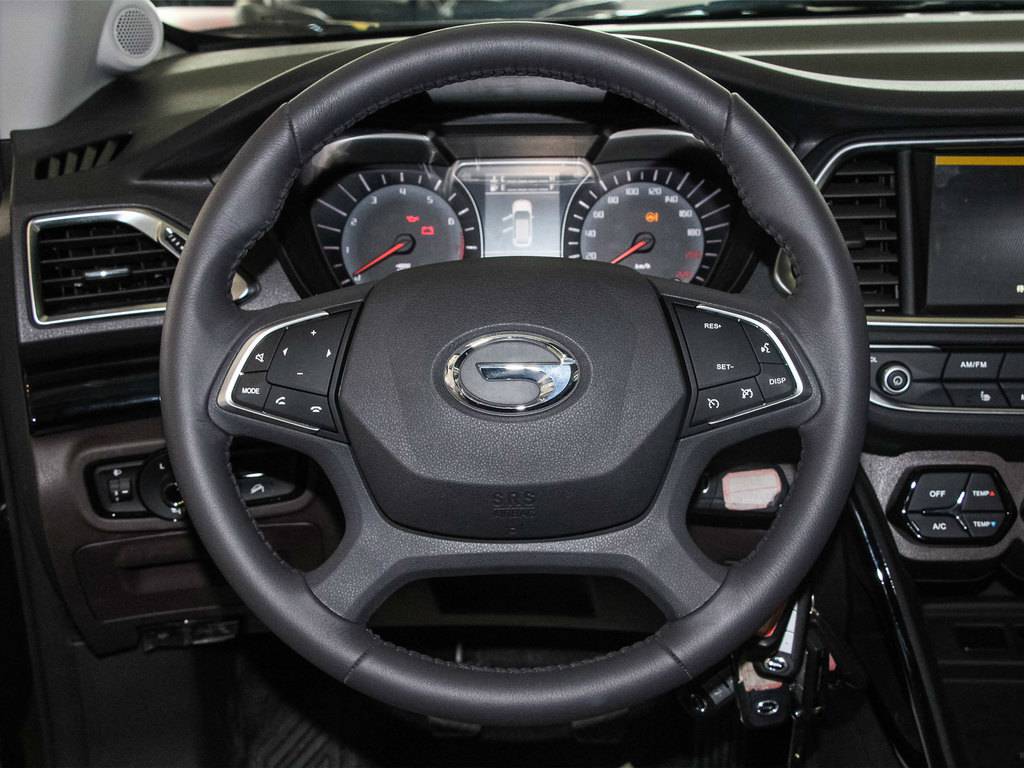 这款广汽传祺gs4的方向盘采用的是四幅式的设计方法,两侧的灰色饰条