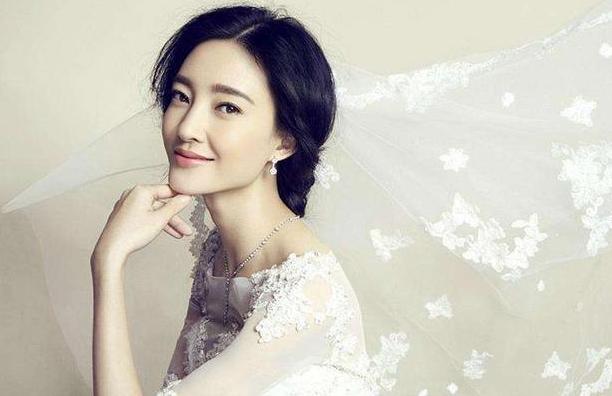 参观王丽坤的豪宅:素颜女神家里好多鲜花,没有健身房也要练瑜伽