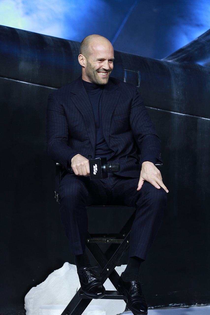 杰森斯坦森这穿搭真的是很好看,一身黑色西服,感觉很神秘,但不是所有