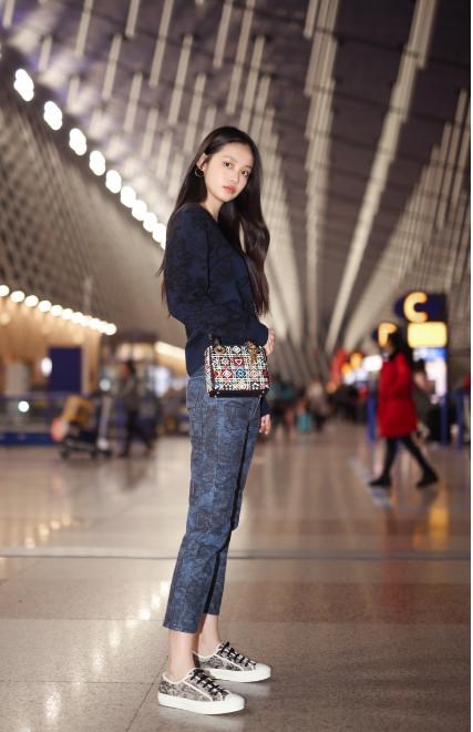 孙伊涵现身dior迪奥二零一九春夏高定秀 张扬独立率性的时尚态度