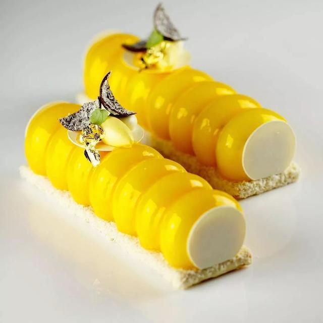 法式西点最漂亮的还是喷砂与淋面,再加上精致的巧克力配件,这样就完美