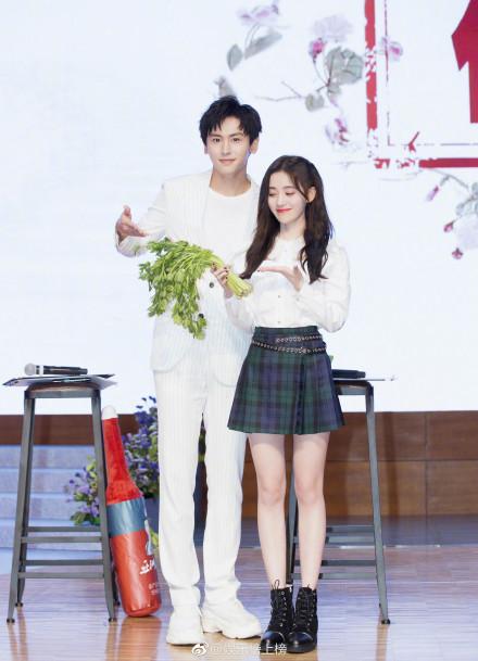 热播剧《芸汐传》粉丝见面会现场,鞠婧祎和张哲瀚甜蜜互动狂撒糖