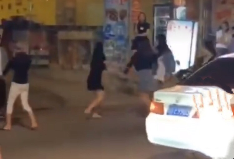 雷州14岁女孩与人打架,持刀砍断劝架者手指,警方通报回应