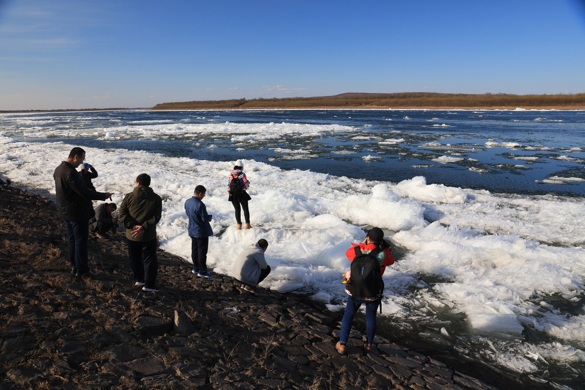 黑龙江呼玛段跑冰排景象壮观  吸引游客