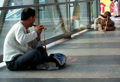 火车站那些乞讨者,究竟是什么人?真相让人咬牙切齿