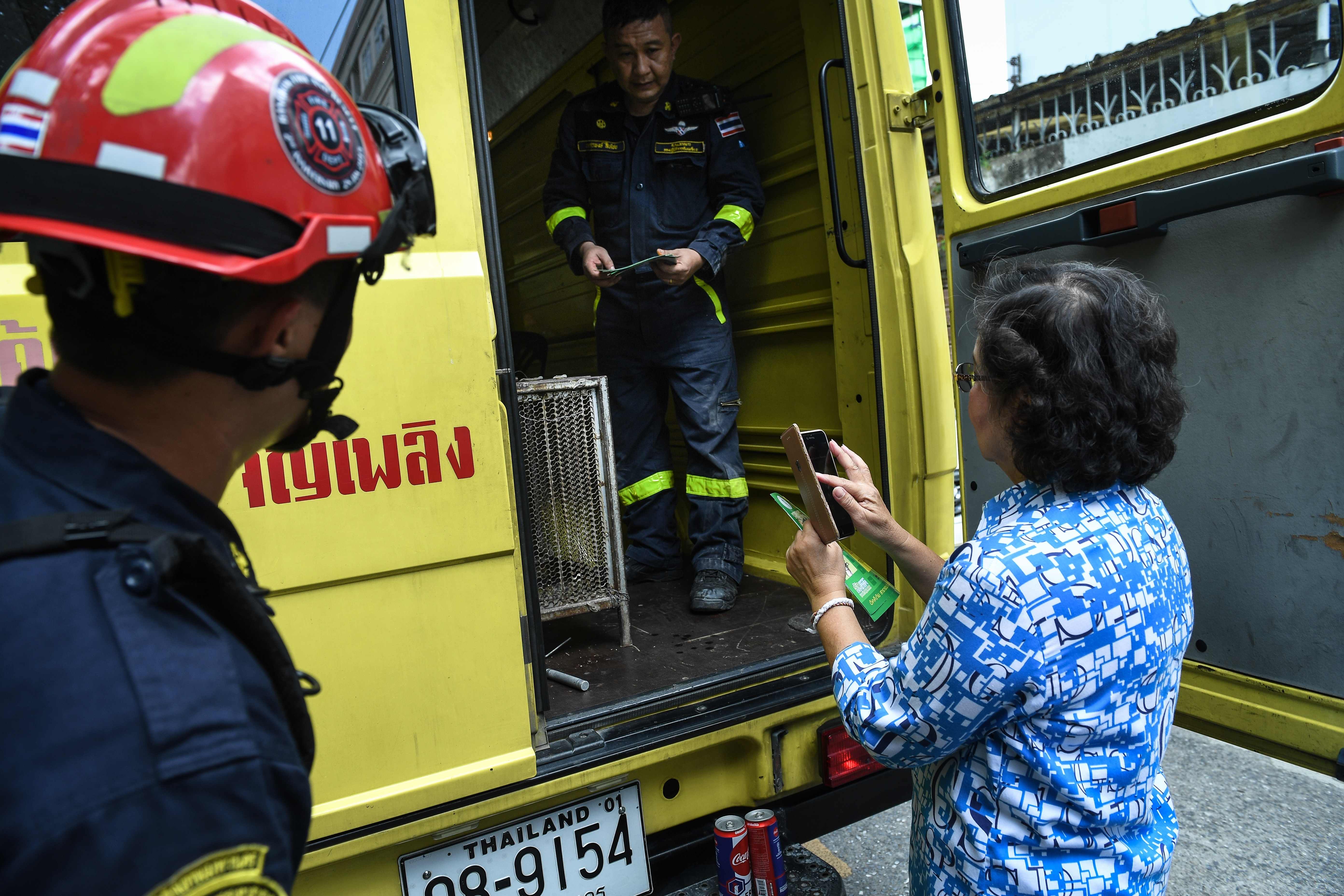 泰国消防员忙捕蛇(7)