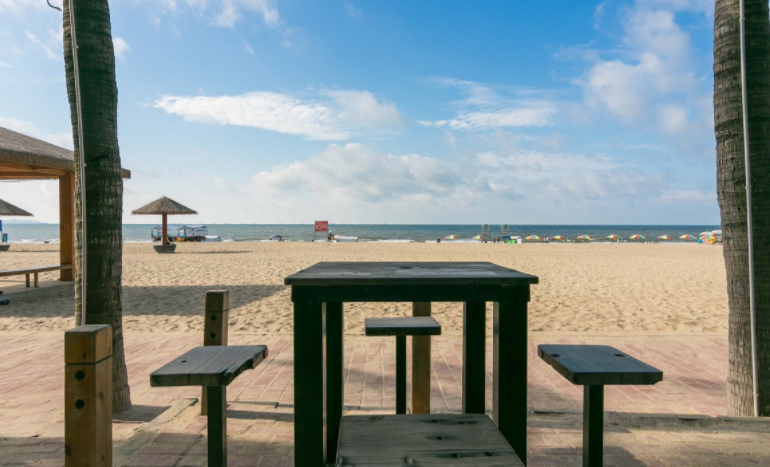 旅游:茂名水东第一滩,有12公里长,洁白细软宽阔平缓的沙滩