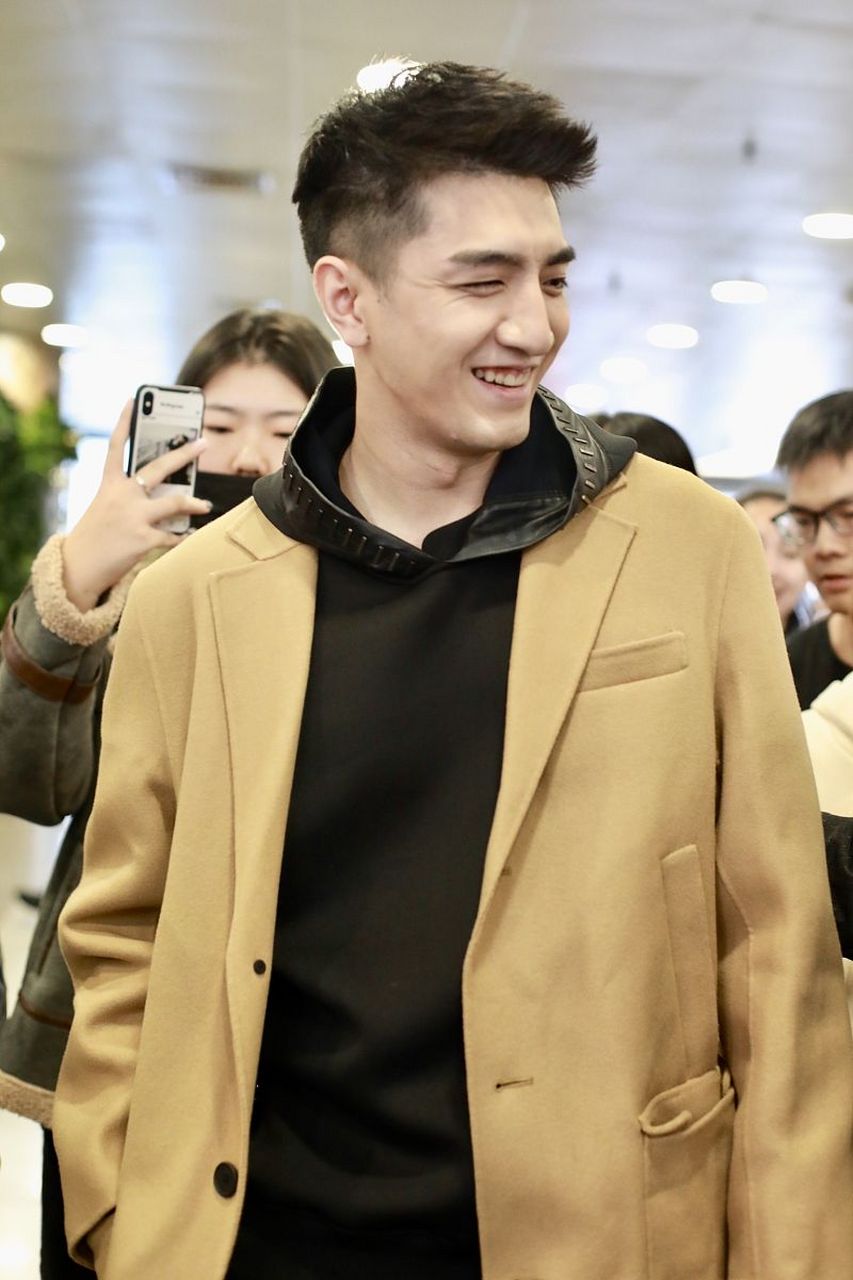 有网友发现金瀚在过30岁生日当天在某音开启了直播带货模式,由于形象