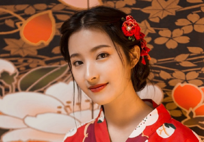 小姐姐化身"日式少女",红色和服撑伞而立,被赞回眸一笑百媚生