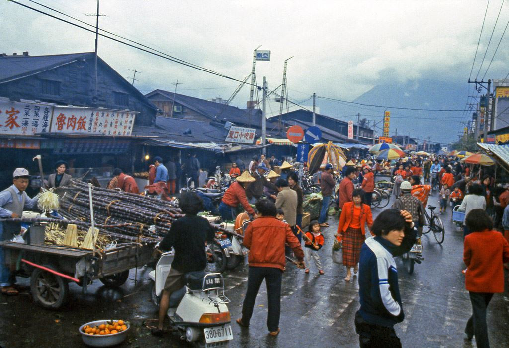 70年代的宝岛台湾:生活水平高,图5女兵英姿飒爽,图9女子很时髦