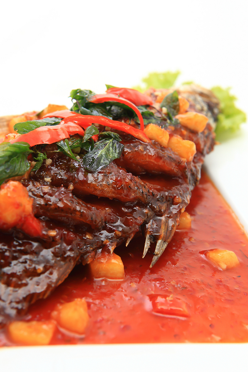 糖醋鲤鱼: 1,取新入护3-4斤鲤鱼一条,净身后打上花刀,加少许食盐