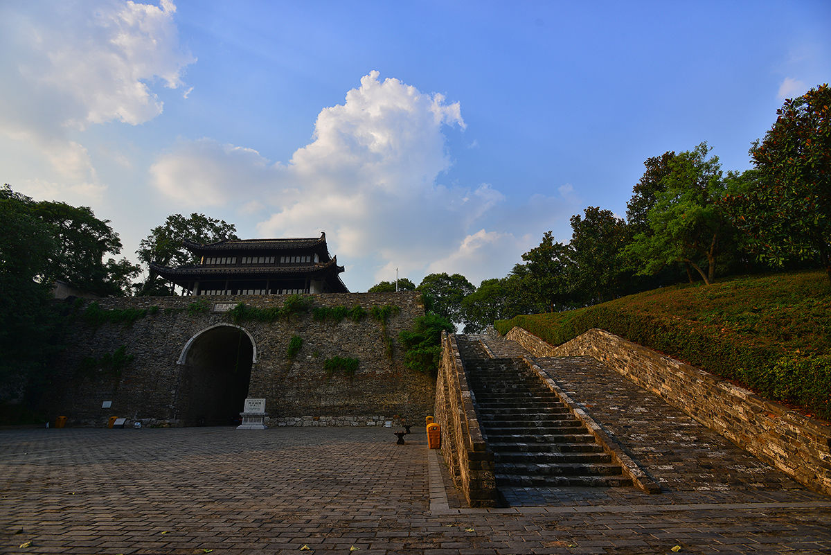 除了南京古城墙,徐州博物馆,历史很悠久的旅游景点还有这些呢