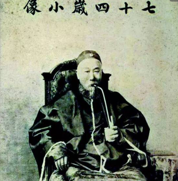 晚清重臣李中堂罕见照:图3坐在椅子上抽烟,那时的他47岁