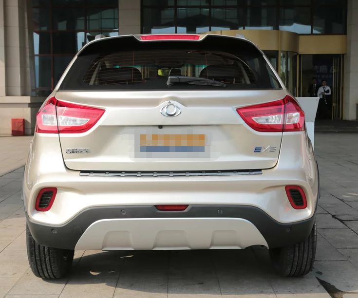 康迪全球鹰电动车-ex3,造型非常新颖,车身上的轮廓富有张力