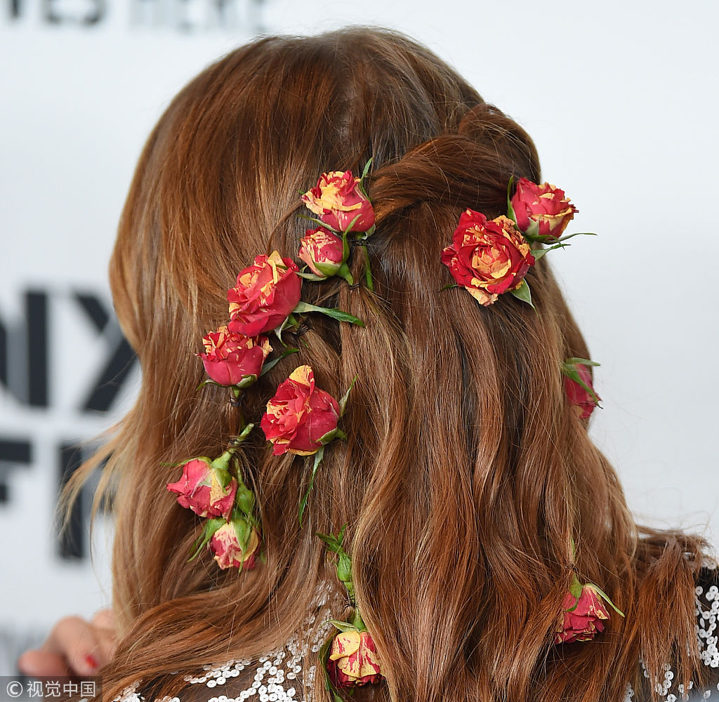 "石头姐"艾玛·斯通玫瑰花编发扮嫩 深v显一马平川