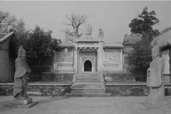 李莲英9岁进宫,他的墓碑上刻了16个字,道出了他一生的秘密