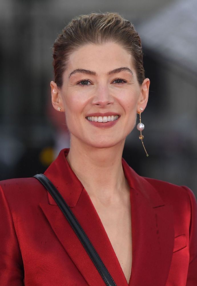 裴淳华现身首映红毯,一套红西装干练又洒脱,黑色腰带细节满分