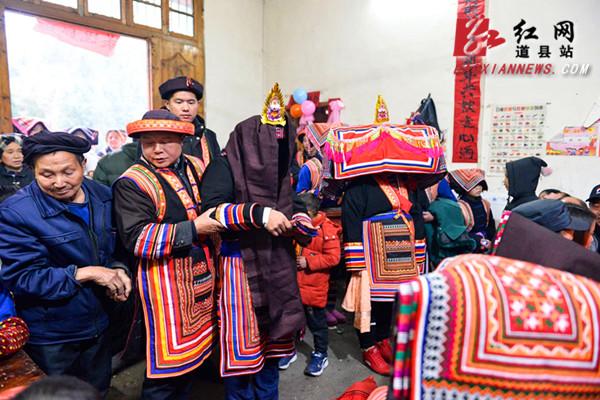 鞭炮响起,鼓乐师吹《水落音》词牌,新郎新娘喝交杯酒,一对新人在密集