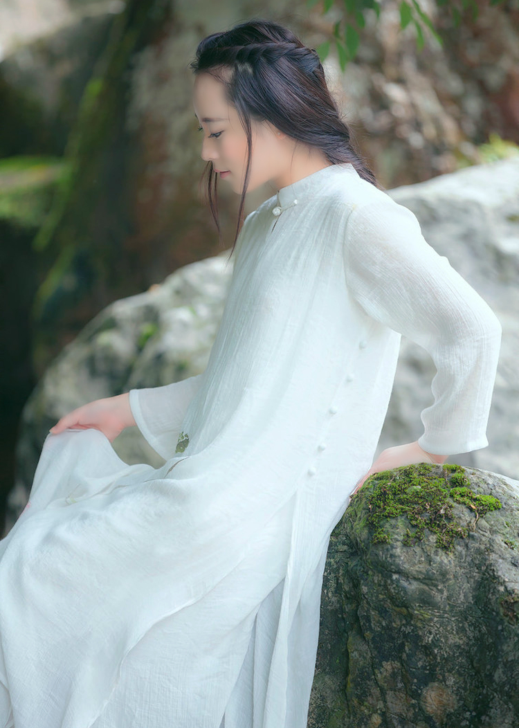 一个在山间溪水边的唯美清秀女孩