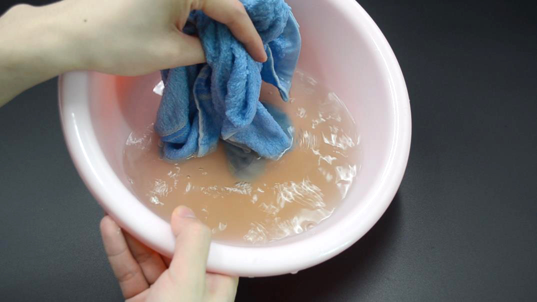 洗毛巾别再用肥皂了,教你用一秘招,多脏多旧的毛巾也能洁净如新