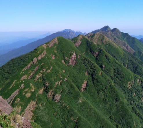 图为窿兰顶,海拔1350米,为十万大山第五高峰,雄伟挺拔,峭壁悬崖