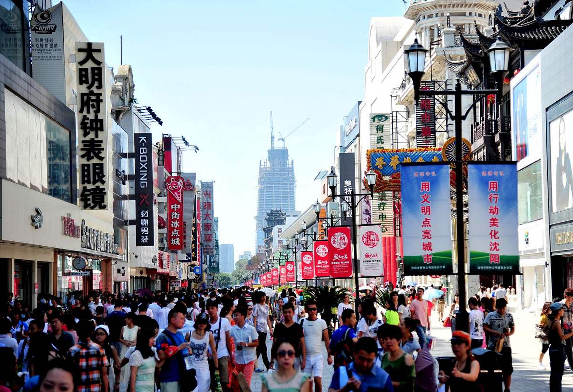 辽宁春游记# #旅行#  中街是沈阳市市中心的一条著名商业街,两边沙