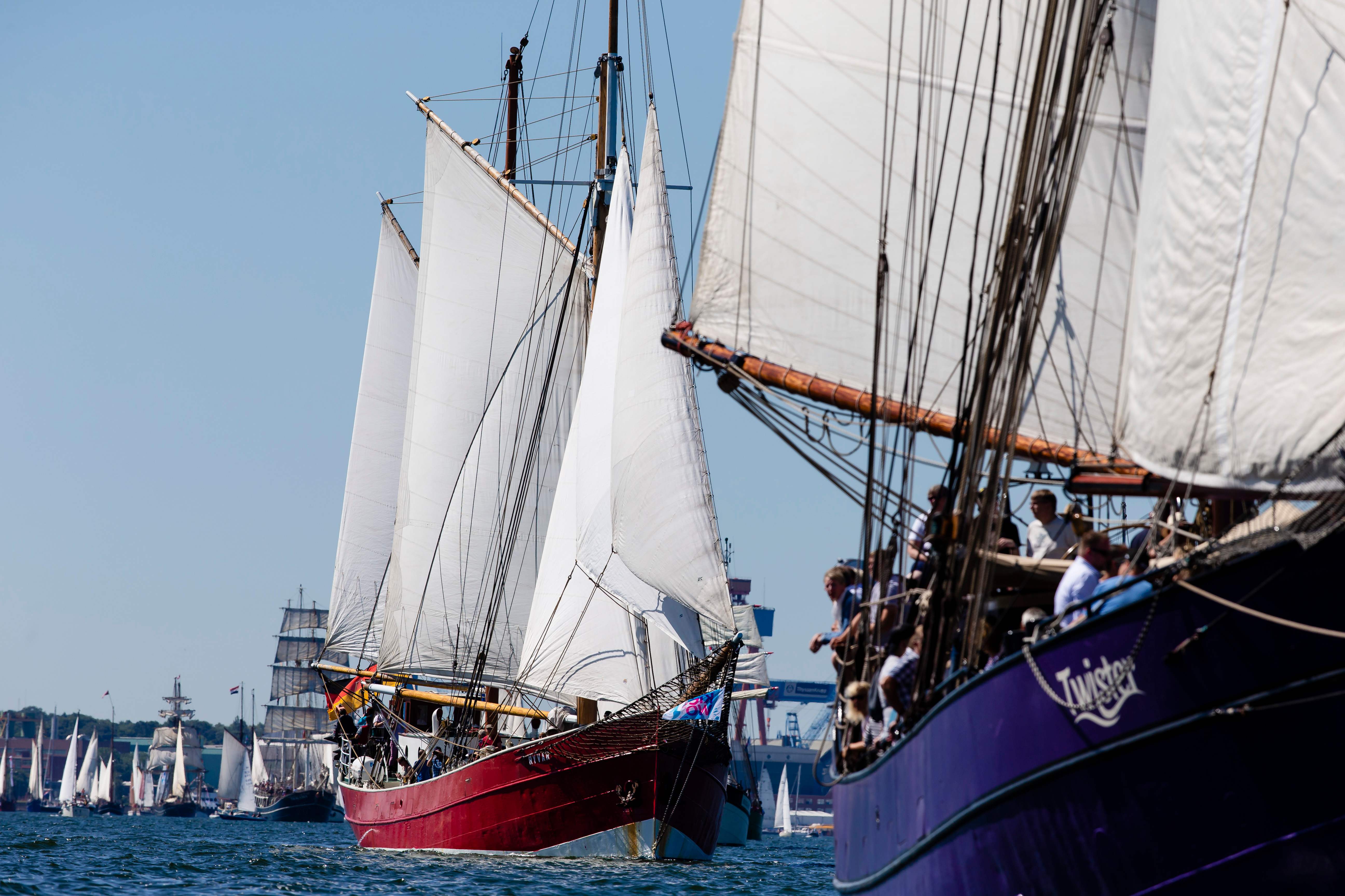 德国"基尔周"迎来高桅横帆船游行(3)