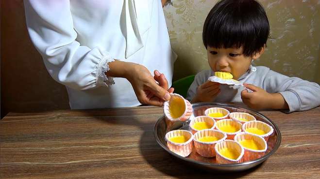 [图]孩子半夜想吃蛋糕，妈妈立刻给她做，做得不太成功，但宝宝吃得香