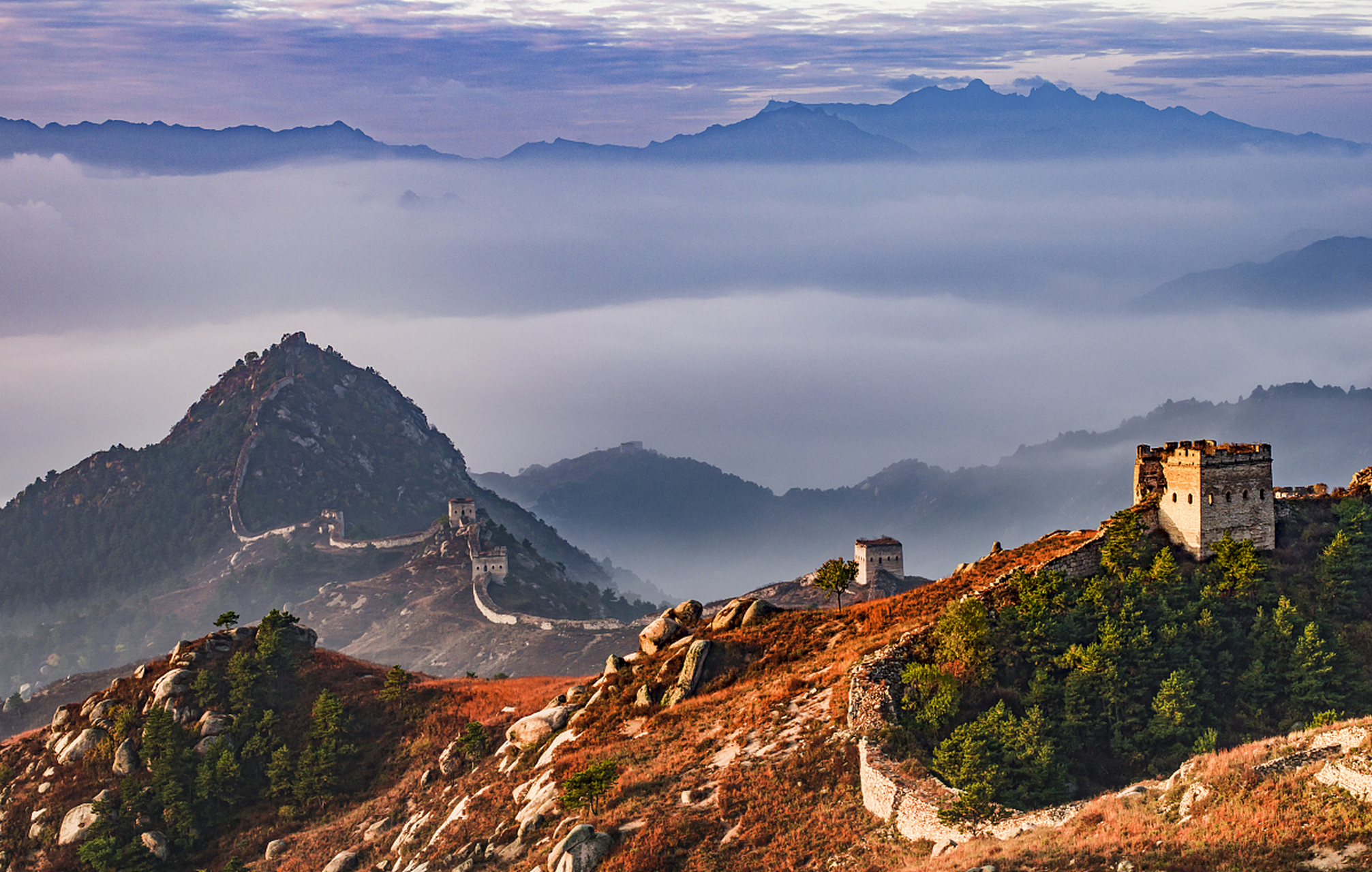 岭上方圆万里,云蒸霞蔚烟波.