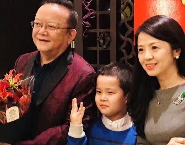 70岁王刚一家近照,小20岁的娇妻美艳动人,儿子颜值随父亲!