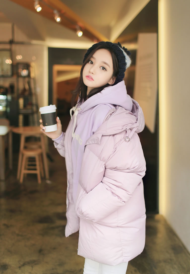 孙允珠冬季香芋色羽绒服配针织帽